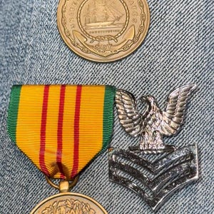 Cool Vintage 4 US Navy Medals Vietnam ETA School Insignia