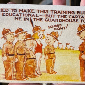Silly WWII Military Army Linen Postcard Années 1940 Pinup sexy en maillot de bain en formation avec des soldats