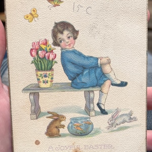 Querido cartão postal antigo de Páscoa de criança com aquário, coelhinhos, flores e borboletas, Brownville, Maine em 1925