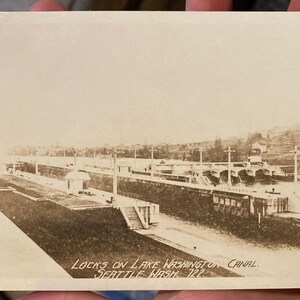 Beau RPPC antique noir et blanc des serrures sur le canal de Lac Washington à Seattle, Washington