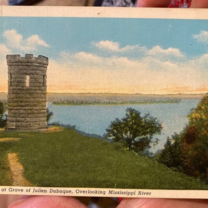 Wunderschöne antike Postkarte des Denkmals am Grab von Julien Dubuque mit Blick auf den Mississippi