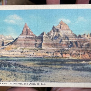 Lindo cartão postal de linho do The Wall em Cedar Pass em Bad Lands Dakota do Sul