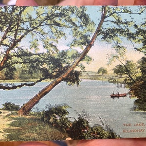 Antieke Ingekleurde Prentbriefkaar van het Meer bij Park Roundhay in Leeds, Engeland