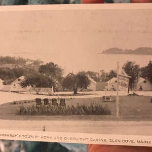 Belle carte postale RPPC real photo des années 1930 de la maison touristique de Humphrey et des chalets de nuit à Glen Cove dans le Maine