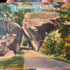 Carte postale antique cool de Arched Rock sur El Portal Road au parc national de Yosemite. En Californie