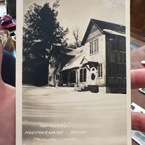 Belle carte postale ancienne RPPC Real Photo du Heizler’s Northernaire Resort à Phillips, Wisconsin