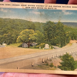 Antike Leinen Postkarte von Cresson Grade Divided Highway an Old Portage Railroad Monument and Skew Arch Bridge, Route 22, Allegheny Mountains