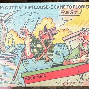 Cartão-postal engraçado vintage antigo de pesca na Flórida de um cara com peixe-espada Marlin