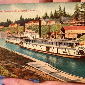 Lindo cartão postal colorido da década de 1930 com cascatas em Columbia Gorge Dalles, cidade de Portland, Oregon