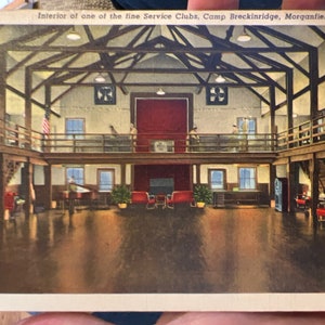 Lindo cartão postal de linho antigo do interior de um dos clubes de serviço fino, Camp Breckenridge em Morganfield, Kentucky