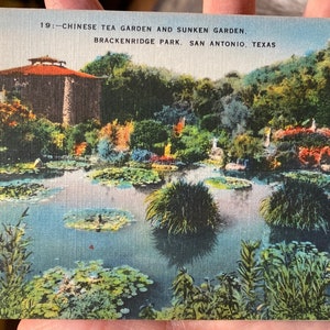 Schöne antik kolorierte Postkarte aus chinesischem Teegarten und versunkenen Garten, Brackenridge Park in San Antonio, Texas