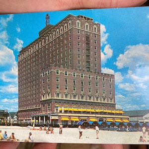 Cartão postal vintage RPPC com foto real do The Ritz Carlton Hotel no calçadão em Atlantic City, Nova Jersey