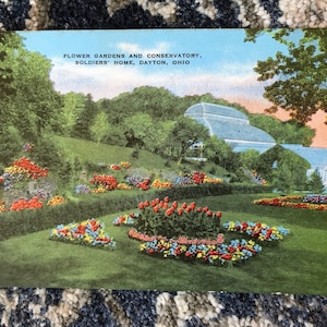 Lindo cartão postal antigo de jardins floridos e conservatório na casa dos soldados em Dayton, Ohio