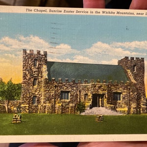 Bella cartolina di lino antico della cappella, servizio di Pasqua all'alba nelle montagne Wichita vicino a Lawton, Oklahoma