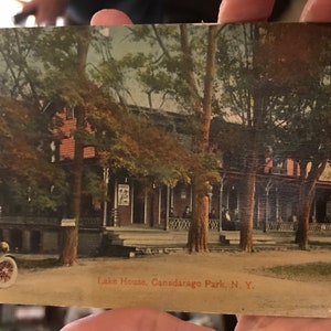 Lindo cartão postal antigo da Lake House no Canadarago Park, em Nova York