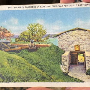 Wunderschöne Antike Leinen Postkarte von Achtzehn Pfunde en Barbette, Bürgerkrieg, Old Fort Niagara, NY