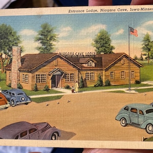 Piękna antyczna pocztówka z lnu przedstawiająca Entrance Lodge, Niagara Cave, linia Iowa-Minnesota