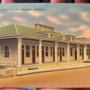 Lindo cartão postal antigo de linho do edifício da sede em Camp Robinson, Arkansas