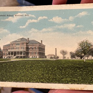 Lindo cartão postal de linho antigo da Escola Industrial Estadual em Kearney, Nebraska