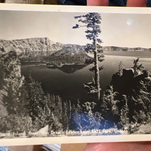 Adorável cartão postal com foto real RPPC da Ilha Wizard de Rim Drive no Parque Nacional Crater Lake, Oregon