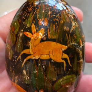 Lovely Vintage 2-1/2” Russian Lacquered Egg Deer and Hunters