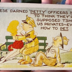 Silly WWII Military Army Linen Carte postale des années 1940 Petit bureau embrassant une jolie fille soldat