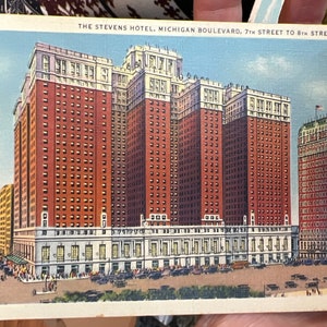 Carte postale en lin ancien de l’hôtel Stevens, Michigan Boulevard à Chicago, Illinois 1939