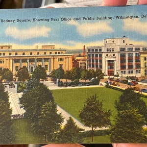 Piękna antyczna pocztówka z płótna przedstawiająca widok z lotu ptaka, Rodney Square, pokazująca pocztę i budynek publiczny w Wilmington, Delaware
