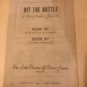 Peut inclure: Un programme en noir et blanc pour la comédie musicale "Hit the Bottle" de N. Bliss et J. H. Lashly. Le livret est de Nelson Gidding. La pièce est jouée au Little Theatre off Times Square, ouverture le 3 juillet 1944.