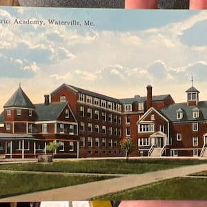 Wunderschöne antike Postkarte der Mount-Medizin-Akademie in Waterville, Maine