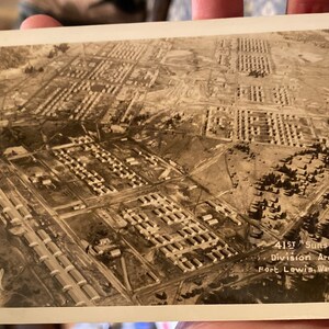 Belle carte postale ancienne RPPC Real Photo de la 41e division sunset à Fort Lewis à Tacoma, Washington