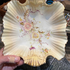 Schöne antike handbemalte viktorianische W & H Stoke on Trent Carlton Ware Bowl Blush Ivory Shell Form Chrysantheme oder Gänseblümchen