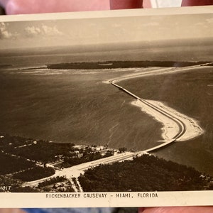 Cartão postal antigo vintage RPPC com foto em preto e branco real de Rickenbacker Causeway - Miami, Flórida