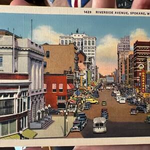 Belle carte postale en lin antique de Riverside Avenue à Spokane, Washington avec Casino au Granada Theatre
