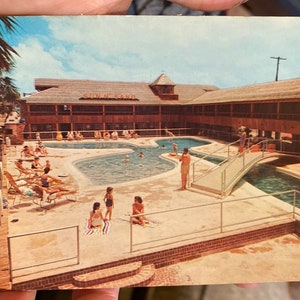 Schöne Vintage RPPC Postkarte von Sun N Sand Hotel Court in Biloxy, Mississippi