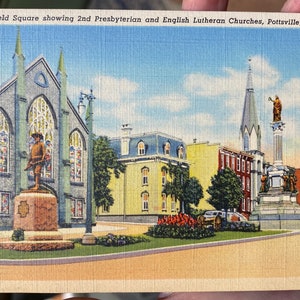 Fantastische Antike Leinen Postkarte von Garfield Square, 2. Presbtrian & Englische lutherische Kirchen in Pottsville, Pennsylvania