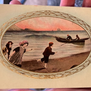 Coole Antike Postkarte mit 3 Kindern und Ruderboot und mastiertem Schiff im Hintergrund, 1911