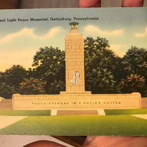 Superbe carte postale en lin antique du mémorial de la paix Eternal Light à Gettysburg, Pennsylvanie