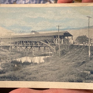 Erstaunlich coole RPPC Echtfoto Postkarte koloriert von einer antik gedeckten Brücke