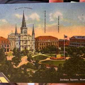 Wunderschöne Leinen Postkarte von Jackson Square in New Orleans, Louisiana: St Louis Cathedral, Jackson Monument, Cabildo, Pontalba Apts