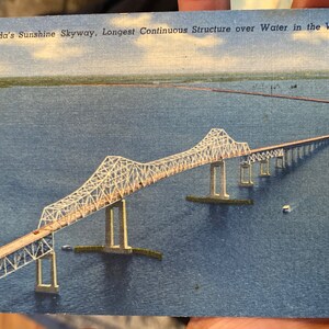 Antyczna pocztówka z płótna przedstawiająca Sunshine Skyway na Florydzie, najdłuższą ciągłą konstrukcję nad wodą na świecie, Floryda