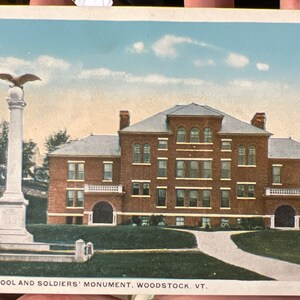 Lindo cartão postal colorido antigo do monumento ao ensino médio e aos soldados em Woodstock, Vermont
