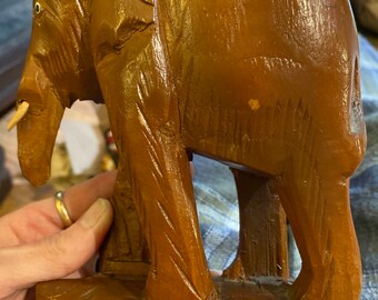 プレミアムアンティーク　象　手彫りの置物 素晴らしい手彫りのヴィンテージ木製象 - Etsy 日本