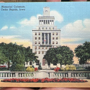 Belle carte postale en lin antique du Memorial Coliseum à Cedar Rapids, Iowa