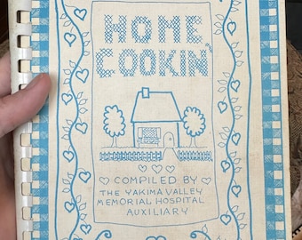 "Cooles Vintage 1985 ""Home Kochen: Zusammengestellt von The Yakima Valley delmoneum Krankenhaus Auxilary"" von Yakima, Washington Kochbuch."