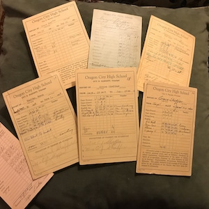 Siete antiguas boletas de calificaciones de las escuelas públicas de Oregon City de los años 1920-30