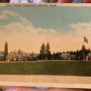 Lindo cartão postal colorido antigo do assentamento Hutton em Spokane, Washington, de 1943