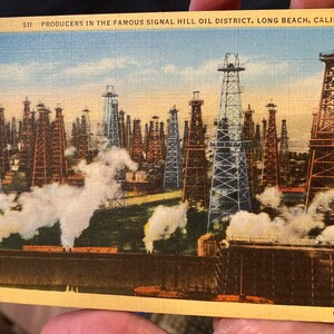 Belle carte postale de linge ancien des producteurs du célèbre Signal Hill Oil District à Long Beach, en Californie