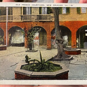 Fabuleuse carte postale en lin vintage antique de la cour de l’ancien Français à la Nouvelle-Orléans, Louisiane