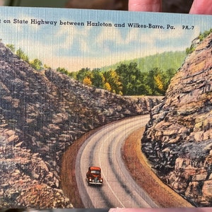 Fantastica cartolina di lino antico di roccia tagliata sulla State Highway tra Hazelton e Wilkes-Barre, Pennsylvania